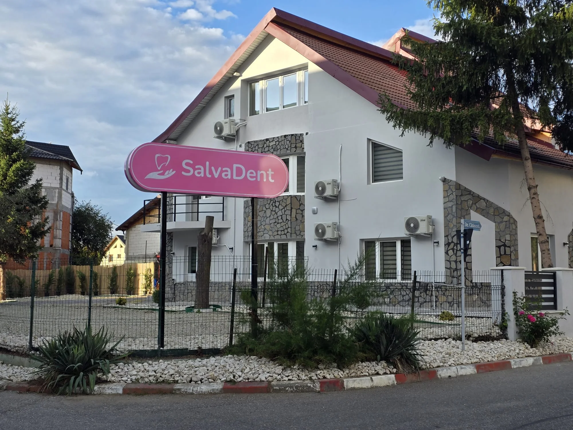 Exteriorul Clinicii SalvaDent din Mioveni, cu firma SalvaDent vizibilă