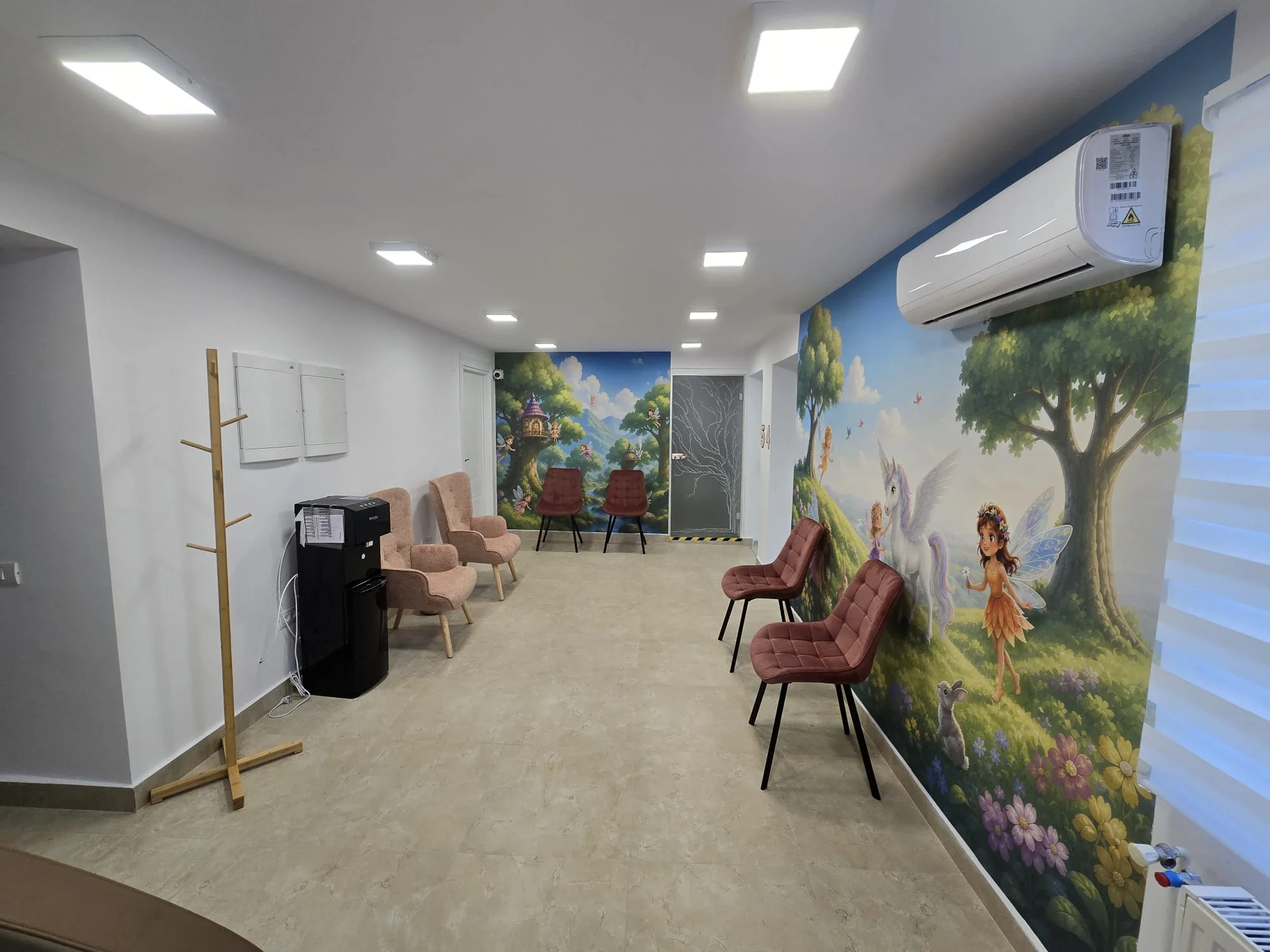 Sala de așteptare de la etaj, cu mural cu zâne și licorn