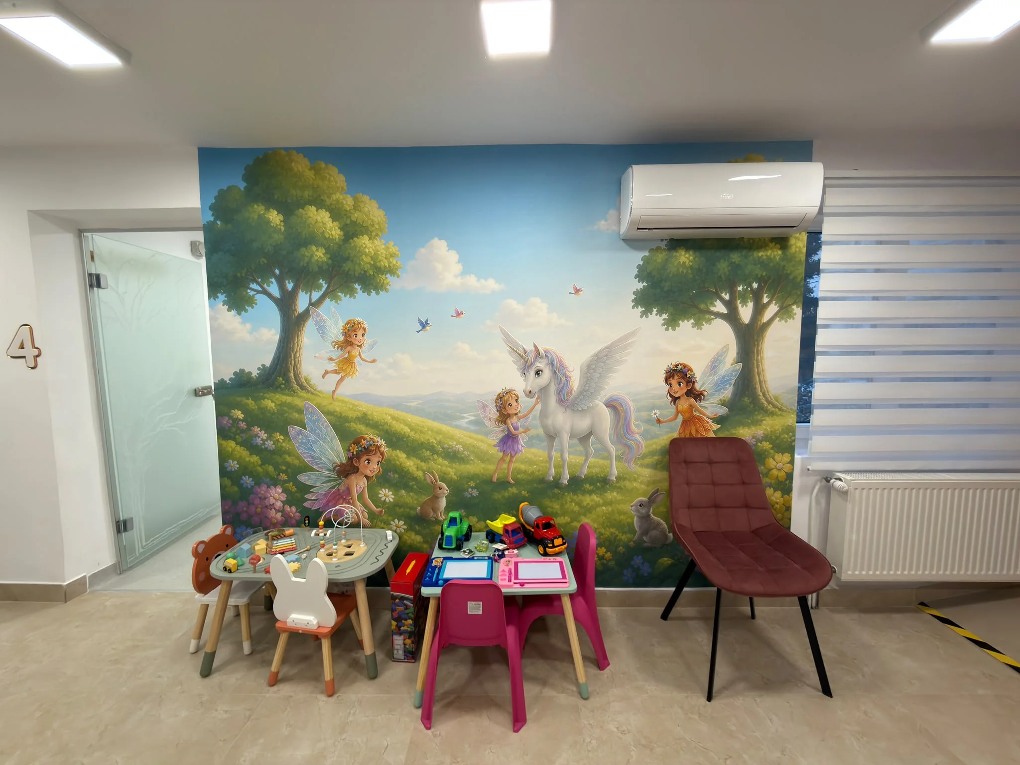 Colțul de joacă pentru copii, cu mese mici și mural